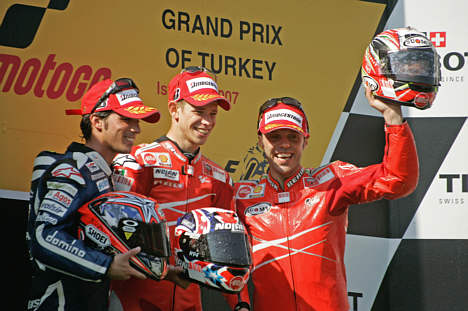 Casey Stoner vandt sin anden sejr ud af til dato tre mulige i årets MotoGP verdensmesterskab, da han søndag eftermiddag sejrede i Tyrkiets Grand Prix i Istanbul. Hér på podiet sammen med Toni Elias og team-kammeraten Loris Capirossi.